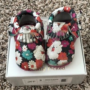 Freshly Picked Toddler Girls Moccasins Sz 3